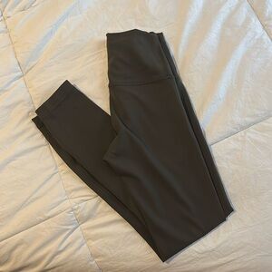 Lululemon wunder under train